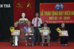 Nhiều đơn vị trao huy hiệu đảng cho các đảng viên