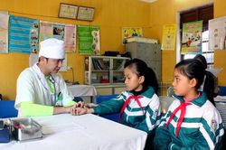 Bảo đảm chăm sóc y tế cho học sinh trong trường học