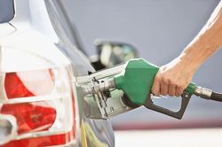 Cần xử lý thế nào khi đổ nhầm dầu Diesel vào xe chạy xăng?