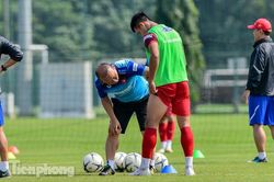 Tuyển Việt Nam bất ngờ đổi lịch 'luyện công'