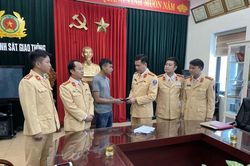 CSGT trả lại 20 triệu đồng cho người đánh rơi