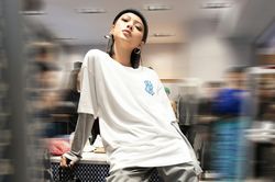 Tú Hảo mặc chồng 2 chiếc áo, đội mũ len bất chấp Sài Gòn khô hanh