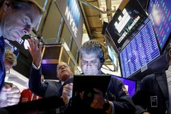 Dow Jones và S&P 500 đồng loạt lập kỷ lục mới