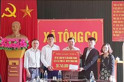 Trường Cao đẳng Y tế Sơn La trao kinh phí hỗ trợ sửa chữa Nhà bia ghi công liệt sĩ xã Tông Cọ