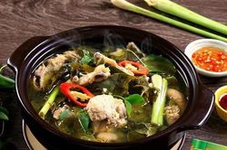 Canh gà lá thuốc của người Dao