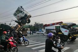 Clip: Khoảnh khắc xe tải đâm xe ben chổng ngược lên trời giữa ngã tư