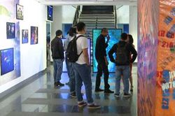 Nghệ sĩ trẻ nhúng phim vào nước sông Tô Lịch để tạo hiệu ứng ảnh đặc biệt