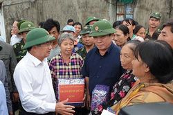 Phó Thủ tướng Trịnh Đình Dũng kiểm tra ứng phó bão số 6