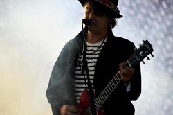 Rocker Pete Doherty bị bắt giữ vì mua ma túy