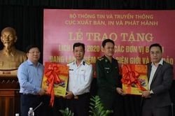 Trao 3.000 cuốn lịch bloc tặng một số đơn vị quân đội