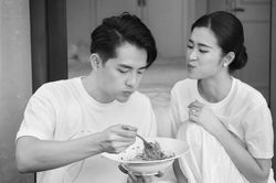 Hé lộ hình ảnh Đông Nhi - Ông Cao Thắng ăn vội trước giờ G: Giản dị nhưng đong đầy cảm xúc!