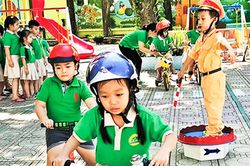 Bé học an toàn giao thông