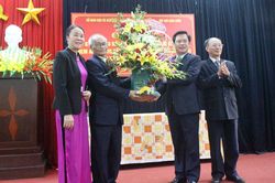 Gặp mặt các nhà giáo nhân kỷ niệm 60 năm ngày Bác Hồ ra lời kêu gọi đem ánh sáng văn hóa lên miền núi
