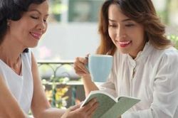 Mới về làm dâu, mẹ chồng không cho tôi nấu cơm, đến vài ngày sau khi lén nhìn bà nấu canh thì tôi lạnh sống lưng vì sợ