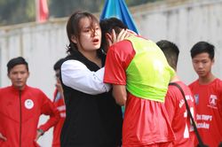 Nữ CĐV lau nước mắt, an ủi cầu thủ Thạch Bàn sau thất bại