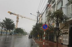 Cần cẩu quay chong chóng, quét qua dây điện trước bão số 6