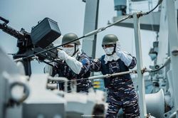 Soi trang bị chịu nhiệt giống 'áo chống nắng' của thủy thủ trên tàu chiến