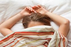 Biết được nguy hại này, bạn sẽ không bao giờ ngủ trùm chăn kín mít