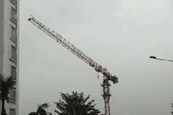 Giữa bão số 6: Cần trục xây dựng chung cư 32 tầng quay như chong chóng