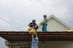 Quảng Ngãi: Người dân vùng ven biển khẩn trương chèn chống nhà cửa