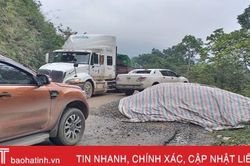Thiếu biện pháp đảm bảo an toàn, gây cản trở giao thông khi sửa đường lên cửa khẩu Cầu Treo
