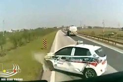 Vượt ẩu, ô tô bị húc văng hàng chục mét
