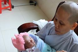 Bé sơ sinh 1 tuần tuổi bị bỏ lại trong chùa: 'Con không có điều kiện nuôi dưỡng nay nhờ các sư nuôi dưỡng bé giúp con'