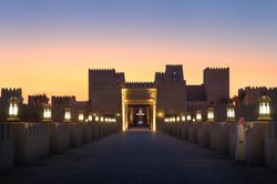 Bên trong resort sang trọng giữa sa mạc Qasr Al Sarab ở Abu Dhabi