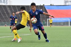 Đá kém bị loại, cầu thủ U19 Thái Lan còn hung hăng bỏ bóng đá người