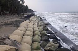 Bờ biển Cửa Đại bị sóng đánh sạt lở nghiêm trọng