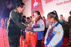 Sẻ chia khó khăn, thêm gắn kết tình quân dân