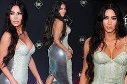 Chị em nhà Kim Kardashian mặc táo bạo đọ sắc nóng bỏng