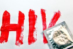 Nhiễm HIV ở nhóm đồng tính nam tăng gấp ba lần