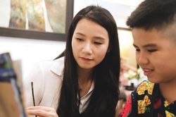 Nữ họa sĩ xinh đẹp vẽ ước mơ cho trẻ em tự kỷ