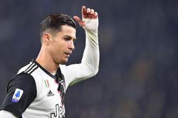 Ronaldo 'bệnh ngôi sao', phản ứng bất ngờ khi bị thay ra