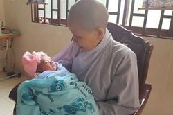 Bé trai sơ sinh bị mẹ bỏ lại trong chùa Thanh Lương