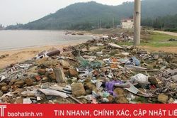 Ngổn ngang rác thải trên kè biển Cửa Nhượng