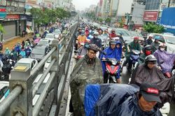 Giao thông ùn tắc nghiêm trọng, người dân TP.HCM co ro trong cơn mưa lạnh sáng đầu tuần