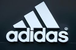 Adidas thông báo đóng cửa hai nhà máy sử dụng nhân công là các robot
