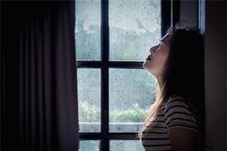 Anh rể tương lai vừa bước ra, mẹ tôi nhìn thấy liền lên cơn đau tim
