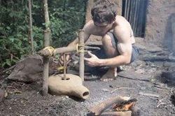 YouTuber 'gây sốt' vì trải nghiệm sống như người thời đồ đá giữa bốn bề hoang vắng