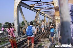 Bất chấp nguy hiểm, du khách leo vào đường sắt cầu Long Biên để 'check-in'
