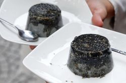 Món bánh flan mè đen lạ miệng ở TP.HCM