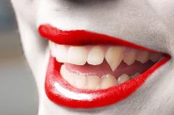 Cách làm một bộ răng giả trông như thật
