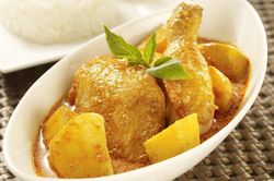 Tối nay ăn gì: Cà ri đùi gà nóng hổi cho ngày lạnh