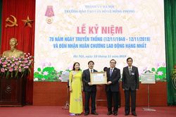 Trường Đào tạo cán bộ Lê Hồng Phong đón nhận Huân chương Lao động hạng Nhất