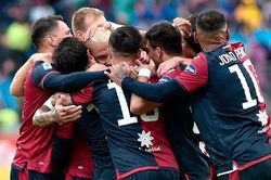 Cagliari 'bay cao': Thà một phút huy hoàng rồi vụt tắt...