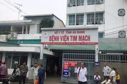 Tạm giữ thanh niên đâm bảo vệ của bệnh viện