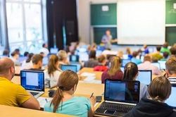 Trường học quá tải, sinh viên phải học trực tuyến