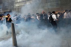 Hong Kong chìm trong bạo lực tuần thứ 24: Súng nổ chát chúa, hơi cay mù mịt